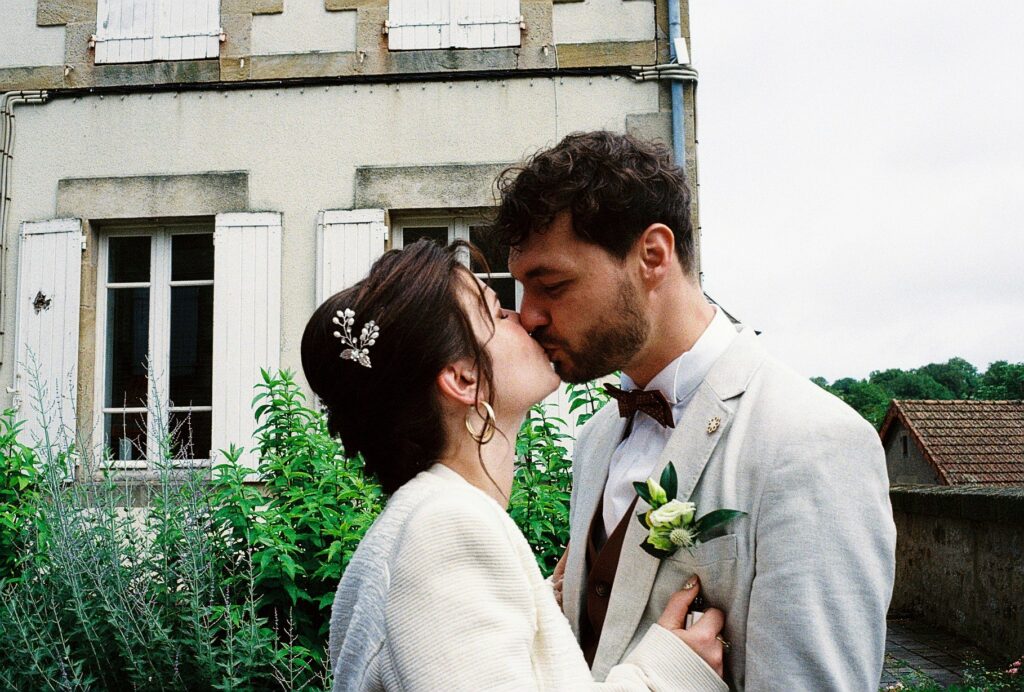 Photo de mariage - Château de Beaulon - Beaulon (03). Je suis Sabine, artiste visuelle et photographe de mariage à l’argentique. J’ai créé Amoramor, un service de photographie pour les couples qui privilégient l’authenticité et les émotions de leur journée.