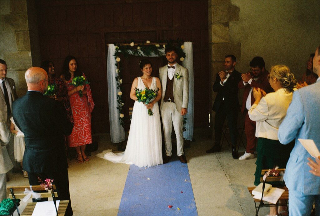 Photo de mariage- Château de Beaulon - Beaulon (03). Je suis Sabine, artiste visuelle et photographe de mariage à l’argentique. J’ai créé Amoramor, un service de photographie pour les couples qui privilégient l’authenticité et les émotions de leur journée.