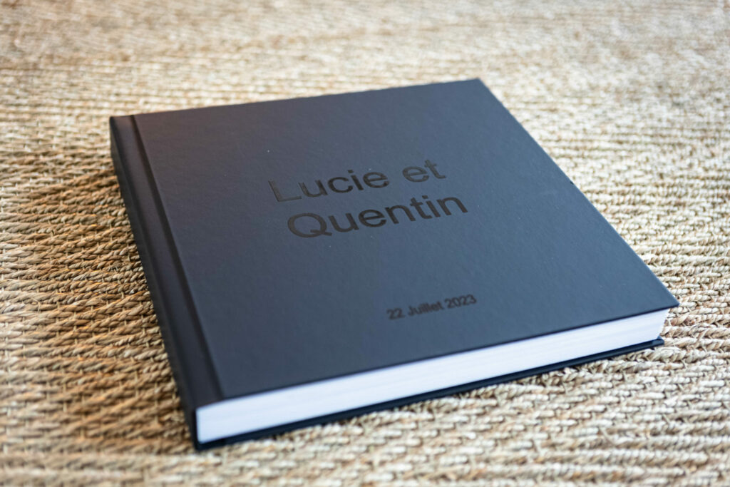 Livre, photo de mariage. Je suis Sabine, artiste visuelle et photographe de mariage à l’argentique. J’ai créé Amoramor, un service de photographie pour les couples qui privilégient l’authenticité et les émotions de leur journée.
