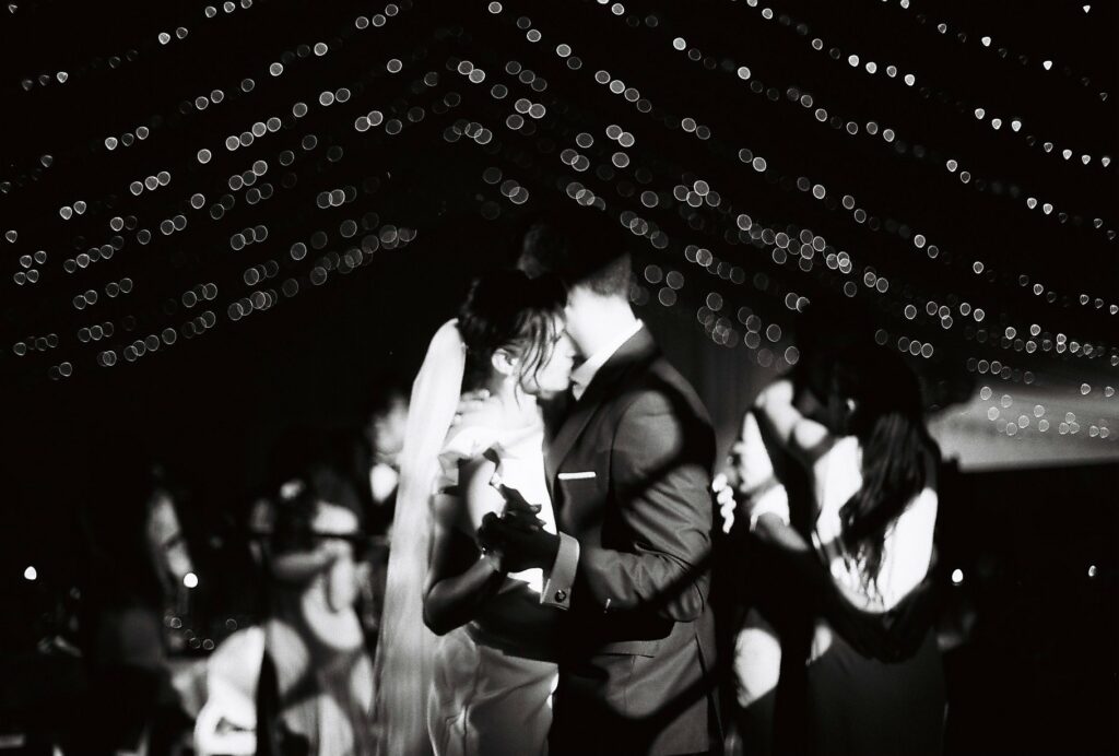 Photo de mariage à l'argentique Natalia & Vincent. Je suis Sabine, artiste visuelle et photographe de mariage à l’argentique. J’ai créé Amoramor, un service de photographie pour les couples qui privilégient l’authenticité et les émotions de leur journée.