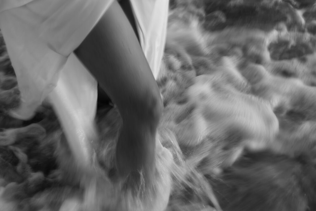 Mariage a l'italienne. Shooting photo, Editorial en Sicille. Je suis Sabine, artiste visuelle et photographe de mariage à l’argentique. J’ai créé Amoramor, un service de photographie pour les couples qui privilégient l’authenticité et les émotions de leur journée.
