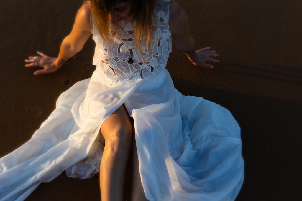 Mariage a l'italienne. Shooting photo, Editorial en Sicille. Je suis Sabine, artiste visuelle et photographe de mariage à l’argentique. J’ai créé Amoramor, un service de photographie pour les couples qui privilégient l’authenticité et les émotions de leur journée.