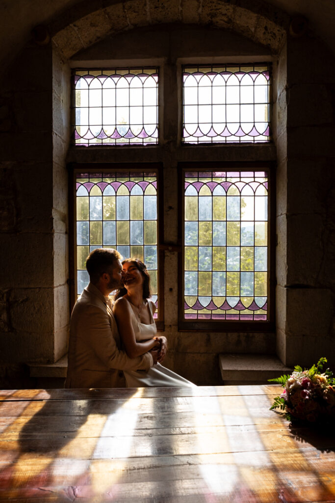 Photographie couple à coté d'une fenêtre