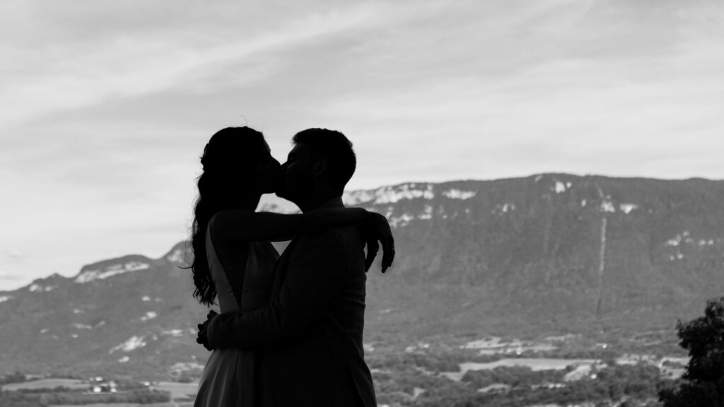 Couple avec une montagne en arrière plan