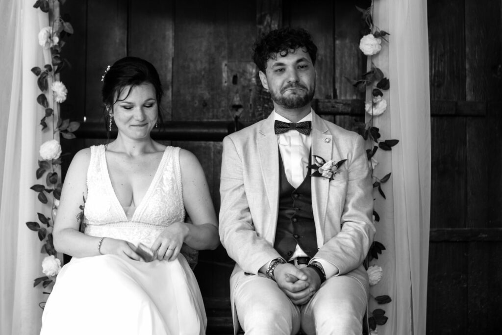 Couple durant la cérémonie de mariage. Domaine. Photographie de mariage à l'argentique réalisée par Sabine Greppo.