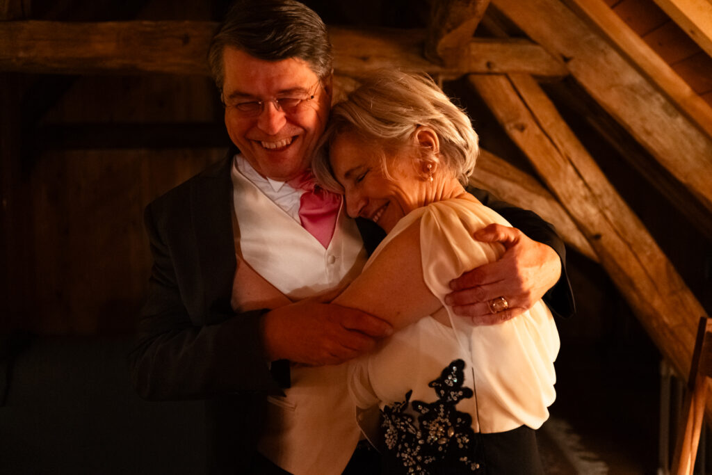 Shooting Couple famille heureuse. Domaine. Photographie de mariage à l'argentique réalisée par Sabine Greppo.
