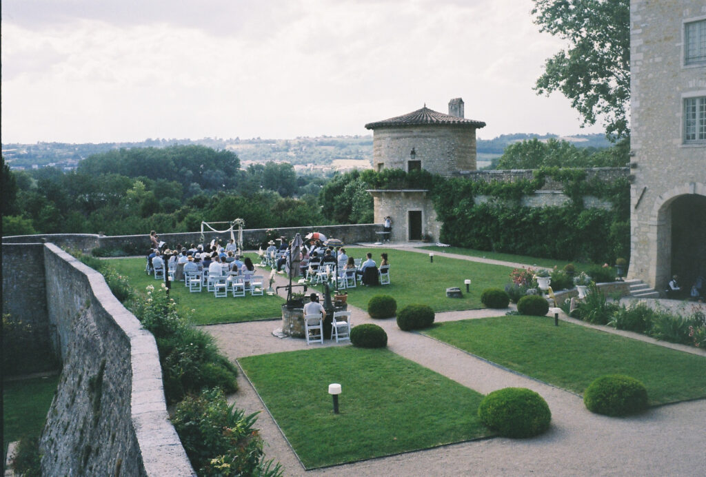 Photo du lieu de mariage pendant la cérémonie. Domaine. Photographie de mariage à l'argentique réalisée par Sabine Greppo.