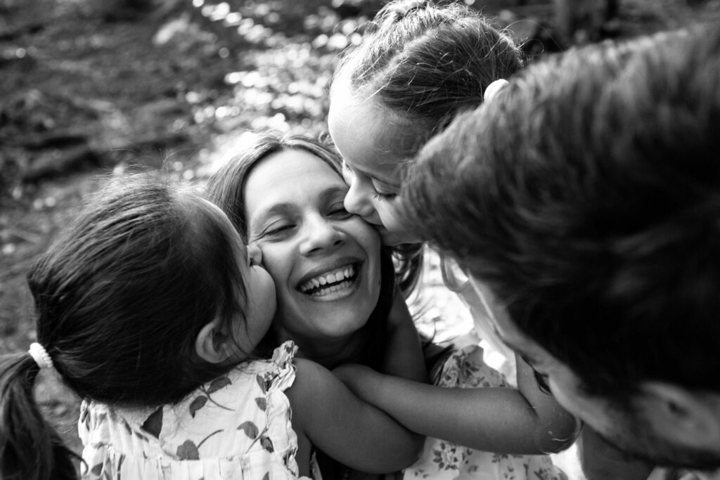 Famille heureuse s'embrassant mariage. Domaine. Photographie de mariage à l'argentique réalisée par Sabine Greppo.