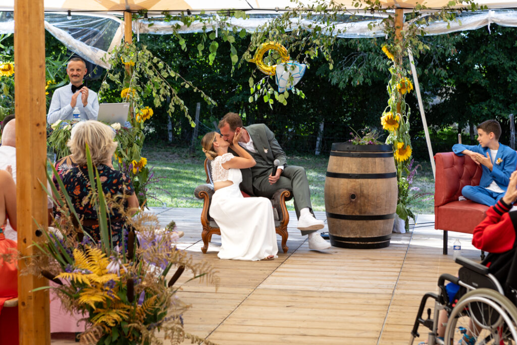 Couple s'embrassant durant la cérémonie de mariage. Domaine. Photographie de mariage à l'argentique réalisée par Sabine Greppo.